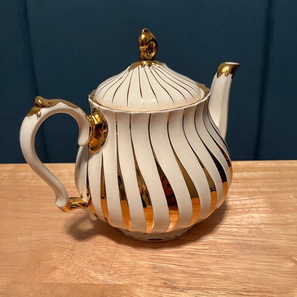 Vintage Tea Pot - Picture 2 of 5